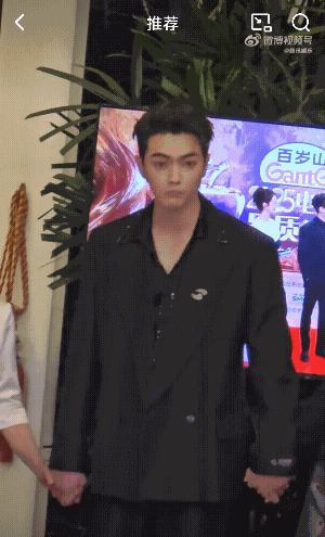 许凯带妈妈奶奶参加活动











许凯和妈妈奶奶参加活动，候场时，他