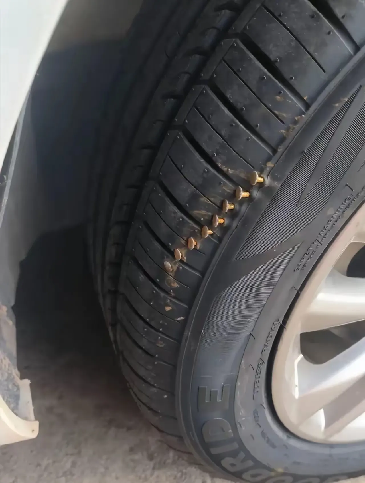 我就在想，这钉子是怎么被扎的这么整齐。
