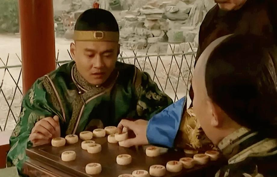 一天，康熙皇帝让侍卫与他下棋，下棋中途康熙有事离开，让侍卫等他回来。半月后，康熙