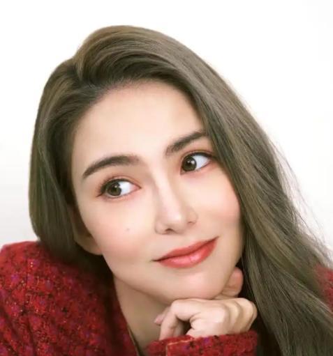 为什么周杰伦娶的是昆凌而不是侯佩岑或者蔡依林？
其实说白了，这就是一个正常人都会