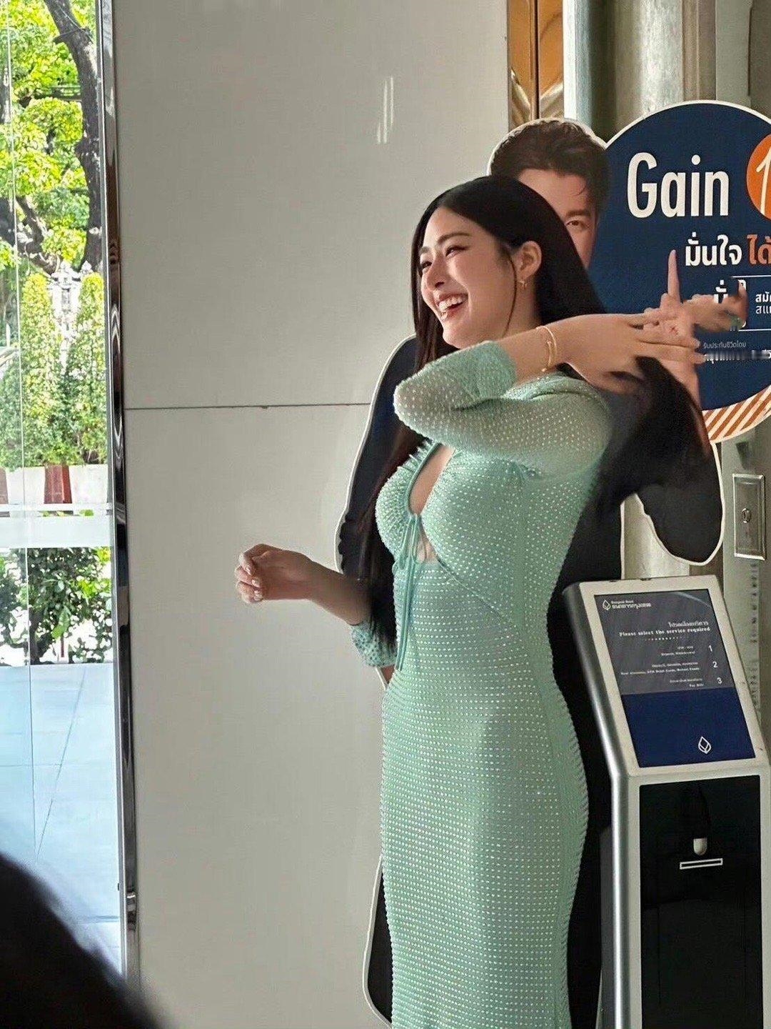 邝玲玲，这身材还让人活吗？