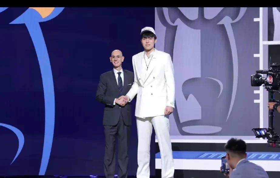 好消息好消息，惊天好消息NBA再次迎来中国籍球员。
NBA波特兰开拓者用首轮16