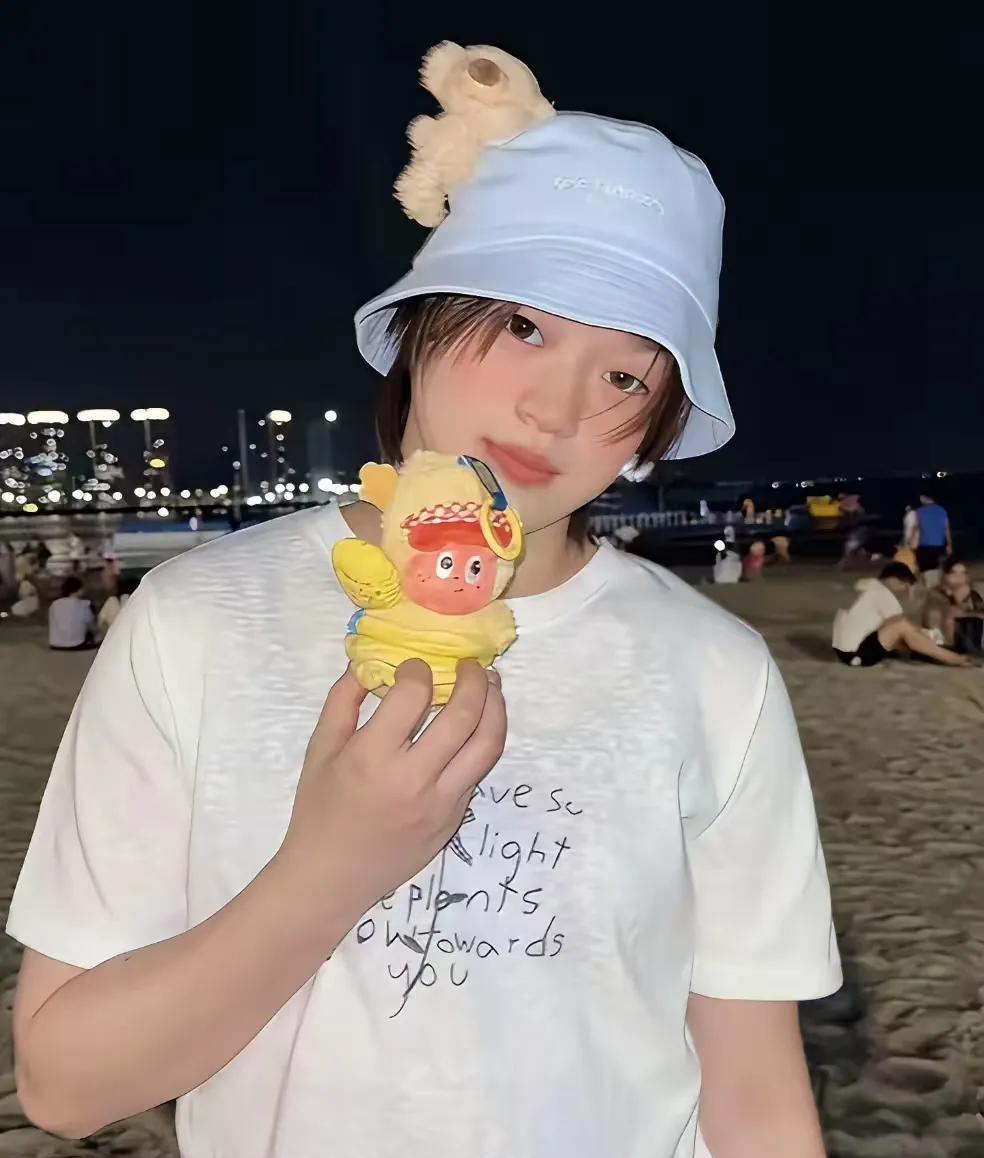 全红婵站在跳台边沿时，
或许也没料到，
长大的代价如此具体。
7月21日，她因腰