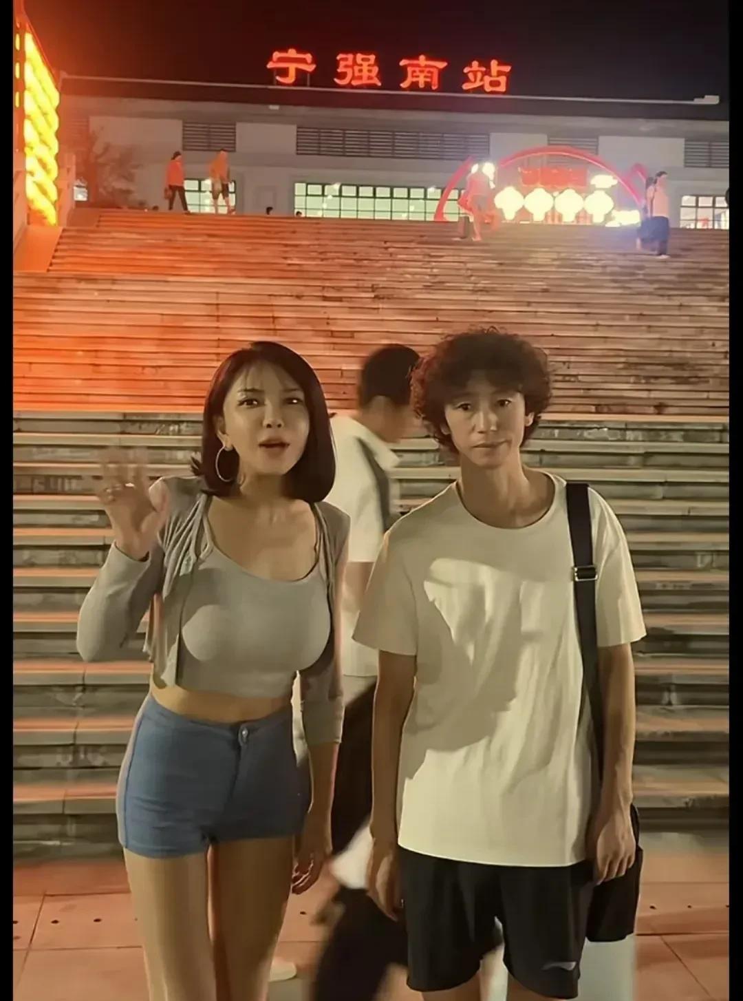 真的没想到，龚玥菲又去宁强找庞麦郎了。
他晚上专门来高铁站接她，但是从画面中可以