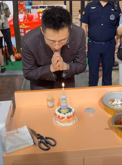 汪小菲这个生日，不是马筱梅陪他过的，也不是俩孩子陪他过的！生日这天，汪小菲也没闲