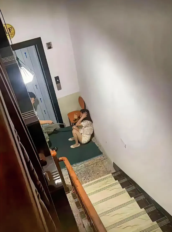 楼下夫妻天天吵架，已报警！ ​