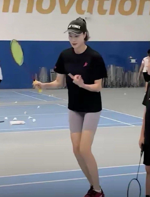 当年林丹就是因为这双大长腿，才爱上了谢杏芳。羽毛球队第一大长腿真是名不虚传 ​​