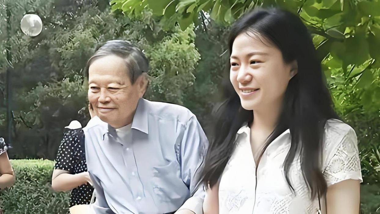 杨振宁遗产分配曝光！翁帆仅获别墅使用权？好友曾透露捐给清华了