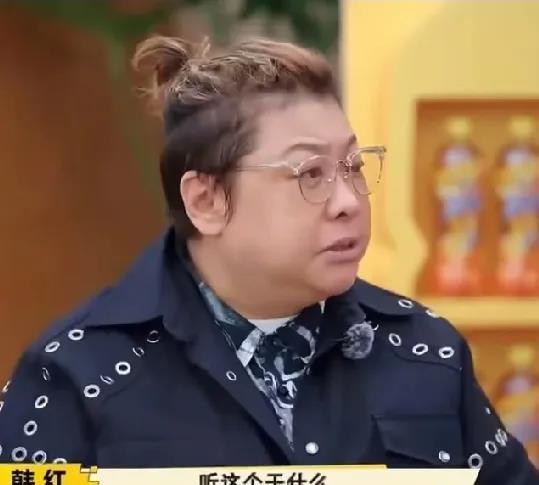 一直认为听耳返，是为了能准确听到伴奏音乐，说是现场听可能会很吵。
万万没想到，韩