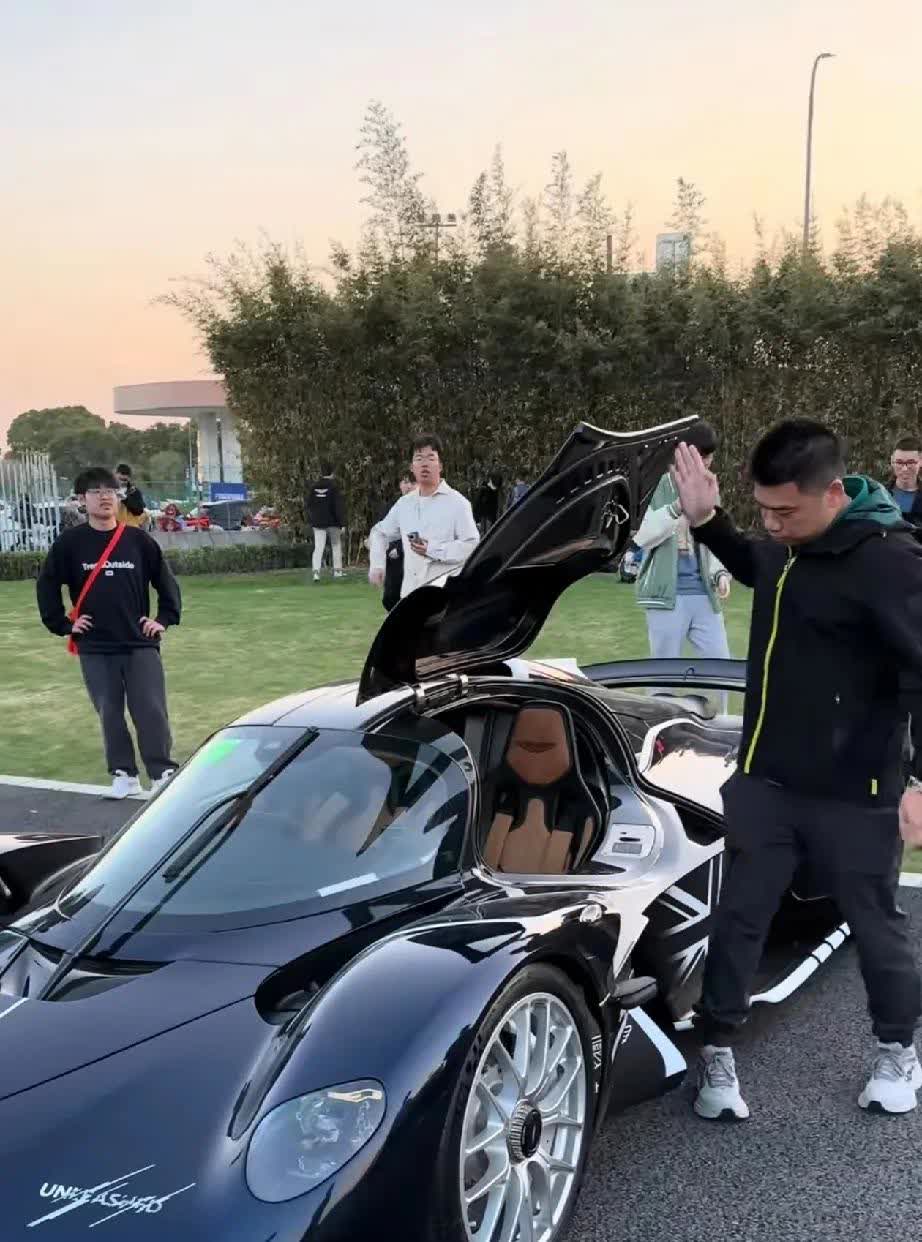长见识了！原来一个亿的阿斯顿马丁女武神的上车步骤是这样的：上车前先脱鞋，然后用体