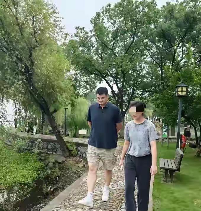 国庆双节前中国著名篮球运动员回到老家，步行在太湖边，身边格外冷清，只有一个小女孩