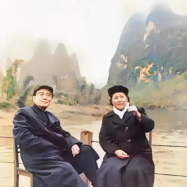 1963年，广西桂林，郭沫若和他的第三任妻子于立群留下了这么一张合照。你瞧他俩，