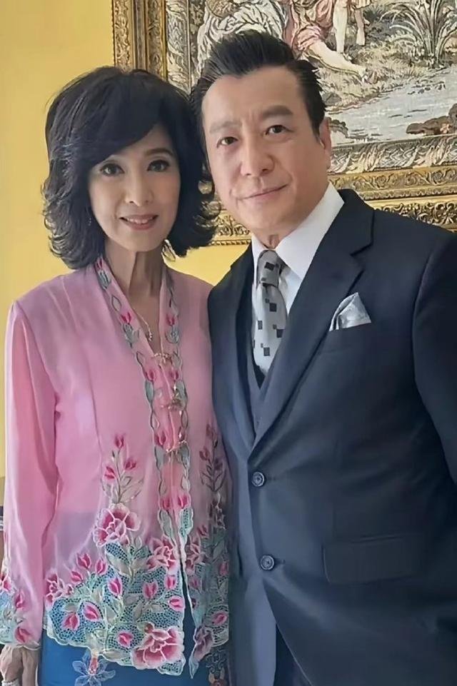 70岁的米雪素颜的样子看着真实、优雅又年轻！ ​​​