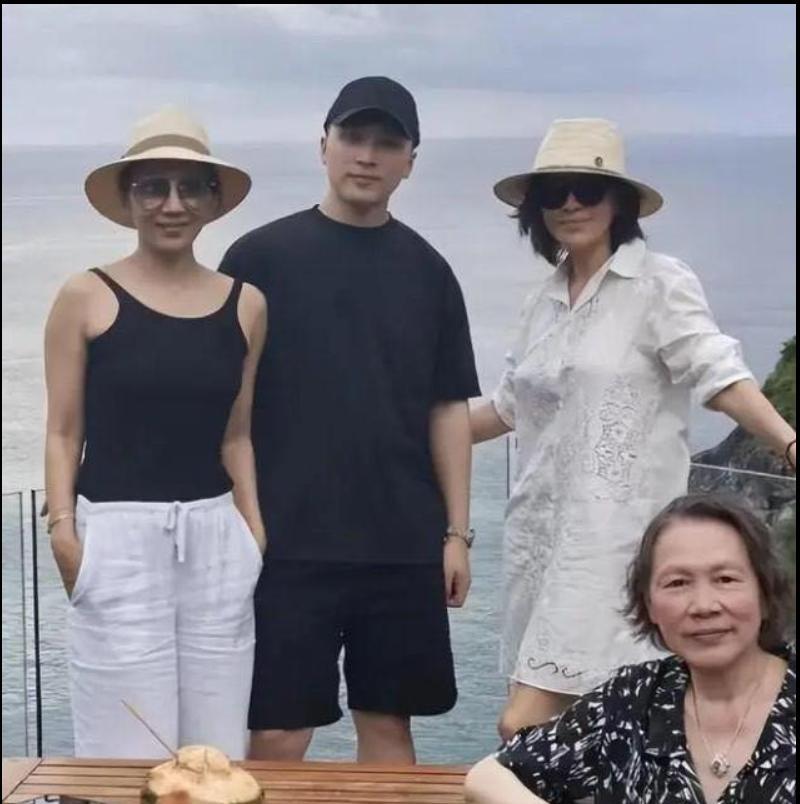 刘嘉玲晒全家度假合照，画面满是温馨。80岁母亲状态超棒，贵气又显年轻，笑容里尽是