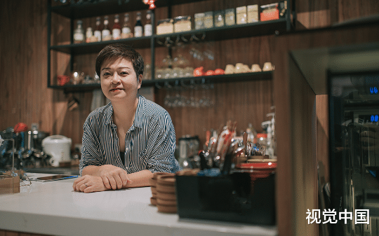 45岁的面馆老板娘把我从垃圾堆旁捡回家