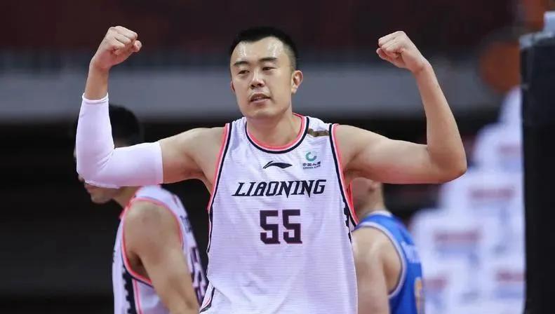 纵观CBA24-25赛季，先看8进4球队：新疆输在主要隊员伤病所致；青岛输在裁判