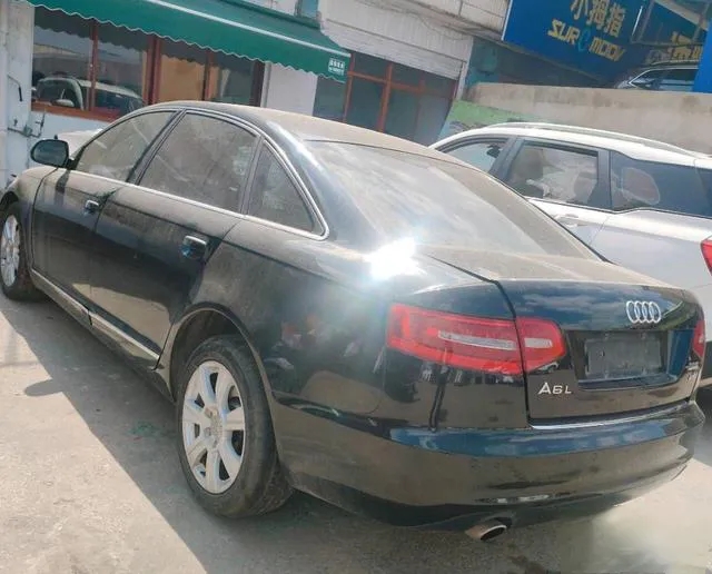 李大哥在云南昆明买了辆奥迪A6L二手车，第三天就去朋友的修理厂做保养。师傅说刹车