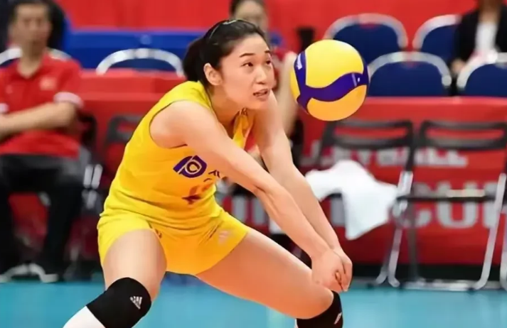 中国女排2：3不敌波兰女排，关键分关键局上主教练赵勇太保守了，明明第四局自由人倪