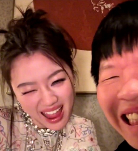 24岁单依纯和44岁常石磊，这拉丝的眼神，很像恋人啊。换成李健，肯定很有边界感，