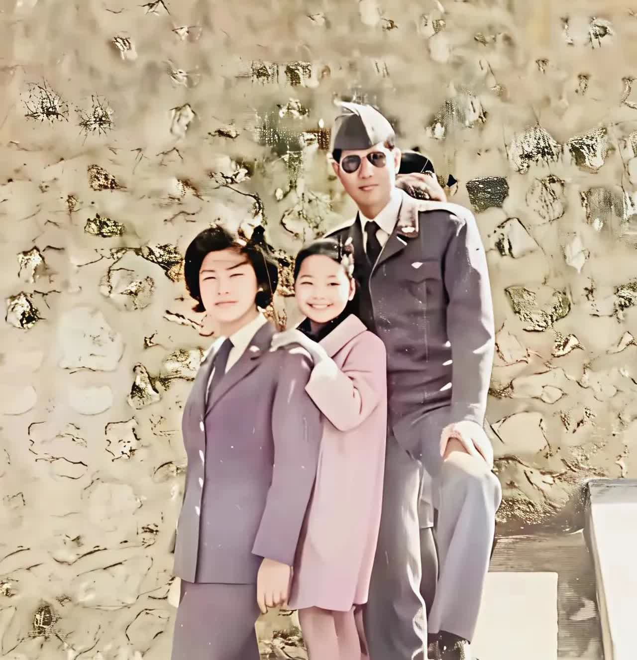 站在中间的这个女孩是邓丽君，那时候她还很小，看样子也就是十多岁的样子，脸蛋胖嘟嘟