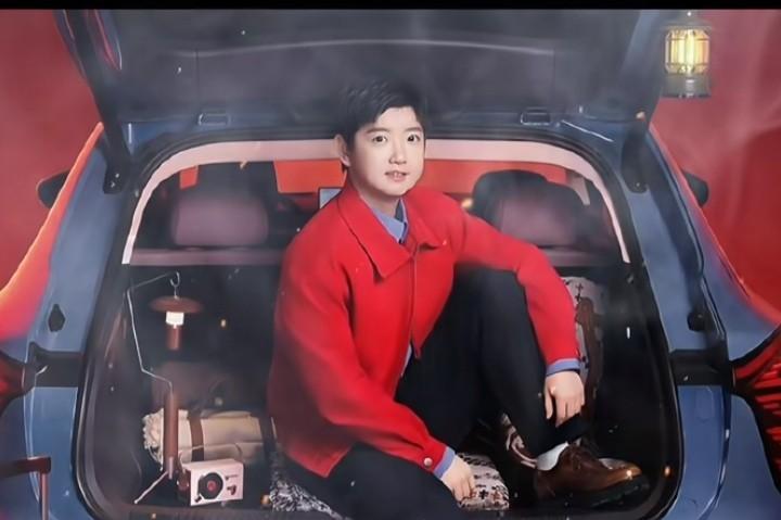 排队！一个红旗，一个奔驰：一个在车里，一个在车外；这次某人主动选择了绿色，这难道