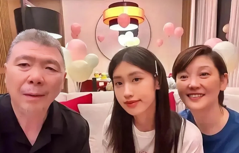 冯小刚的两段婚姻
第一段：
张娣，两人1984年结婚，婚后生了一个女儿冯思羽，两