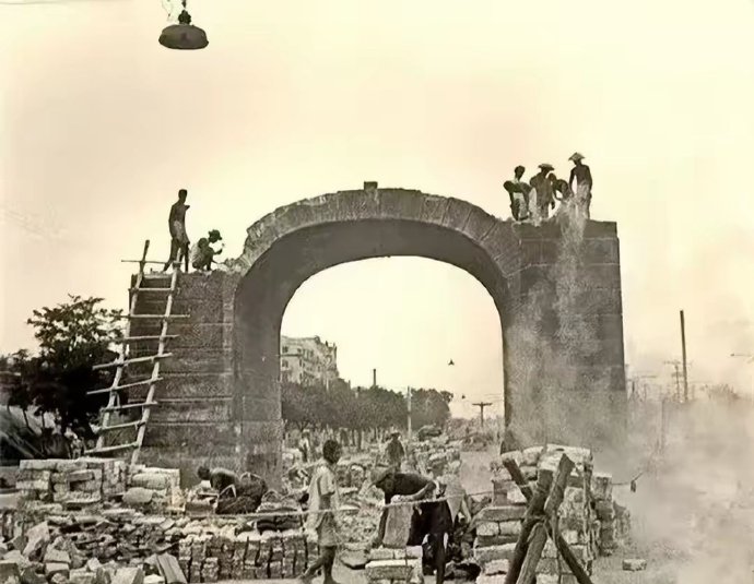 1951年，拆除东长安街上的三座门。 ​​​