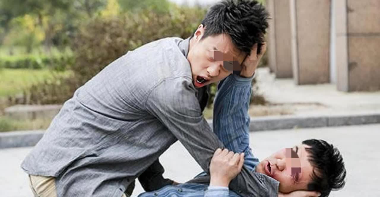 湖南郴州，男子完成装修施工后，一直被拖

欠工钱，他当面找设计师要钱，对方说