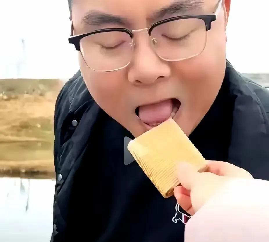 田静在社交平台上都发郭威各种奇奇怪怪的照片，郭威各种瞬间，显得很傻。但是田静觉得