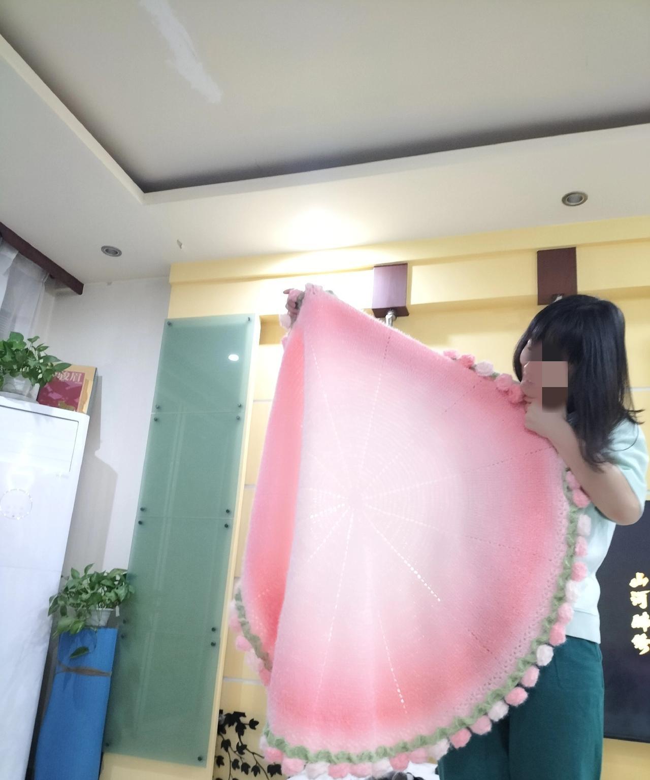 她善于编织，自己在屋里能编一天，是织女落凡间，还是夏洛变身术？
这次又编了一个新