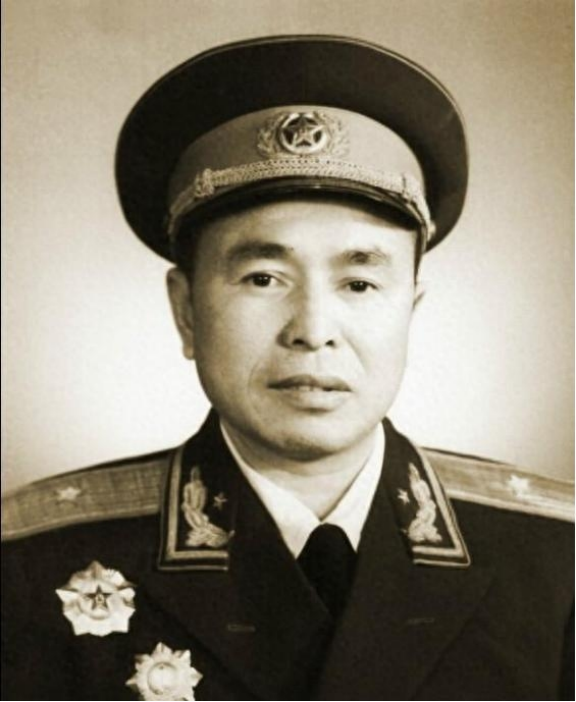 1946年，6000解放军被三万敌人包围，为了不泄露机密，旅长下令烧毁全部文件，