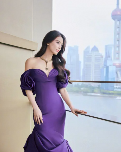 黄圣依妈妈:用半生实践“鸡娃不如鸡自己”，托举女儿的背后