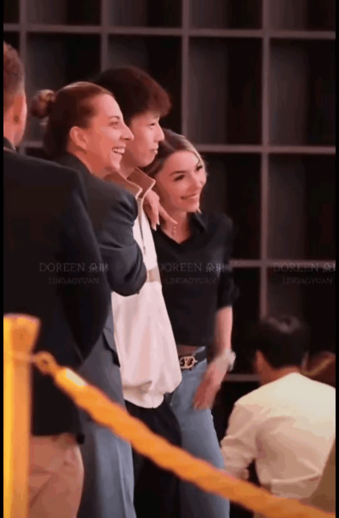 哈哈！
林高远真是吓得不轻啊！
wtt仁川站的晚宴上，
一张合影把林高远吓