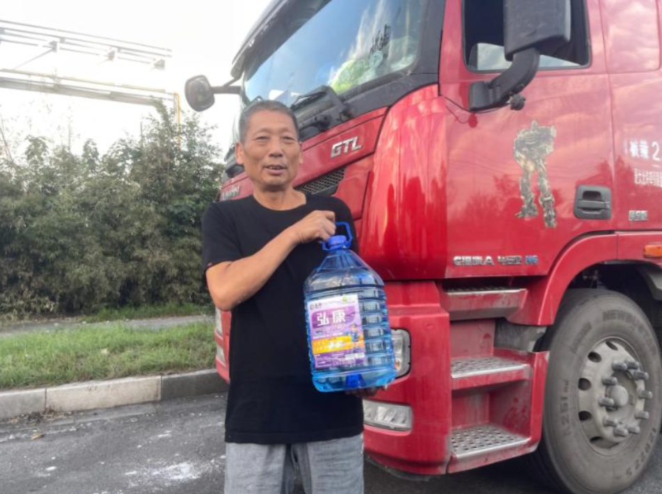 又不能润滑，又不能加进发动机，大货车天天加的尿素是干嘛用的？