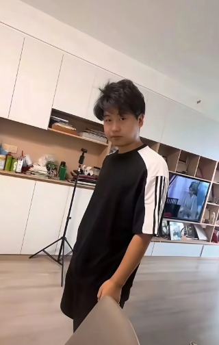 孙卓的人设，已经被他父亲孙海洋彻底的给毁了。要知道，孙卓的流量是所有寻亲家庭中最