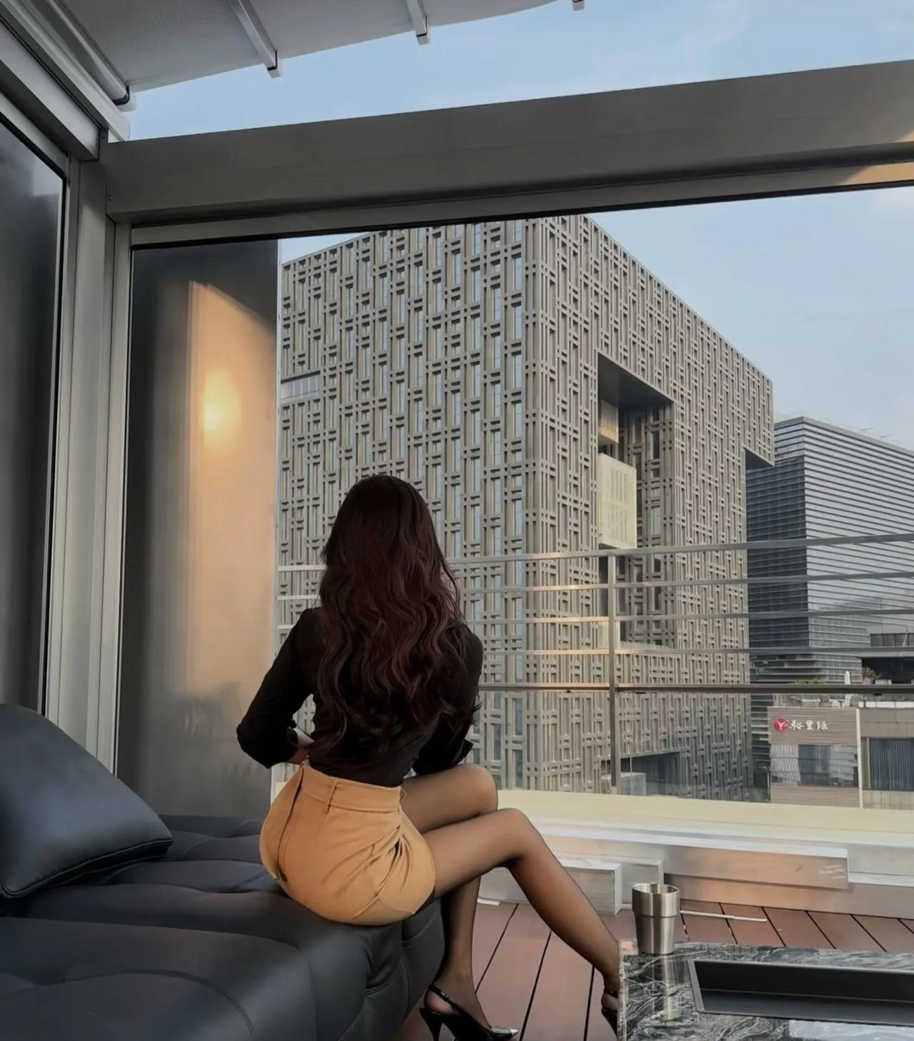 一个女人的靠山是什么呢？除了自己就是金钱，别无其它。年轻的时候，社会到处是坑，就