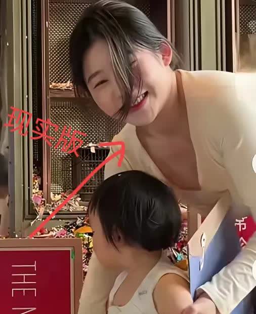 终于知道王思聪为什么不理黄一鸣了！
是因为王思聪眼睛有毒，黄一鸣的颜值太不经打