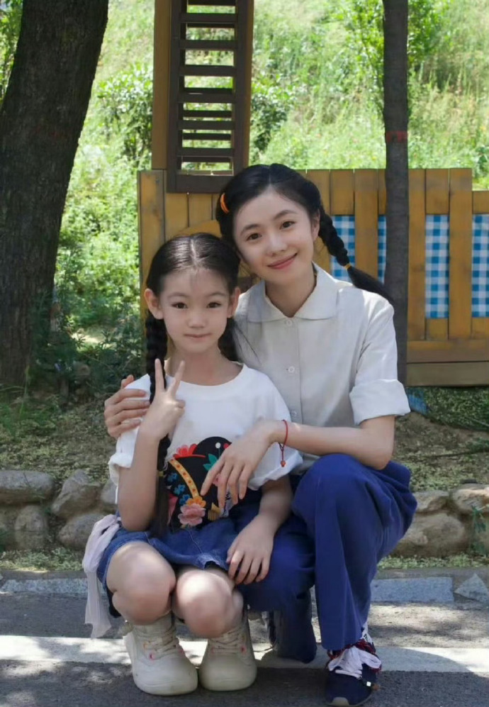 知道刘浩存头小，但是没想到这么小
她的脸看上去跟小朋友一样大