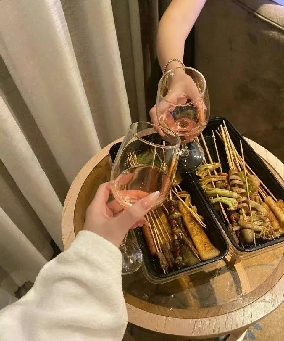 这些年才看懂，成年人的朋友圈早该设成分组可见。
那些精致的旅游照、新买的车钥匙，