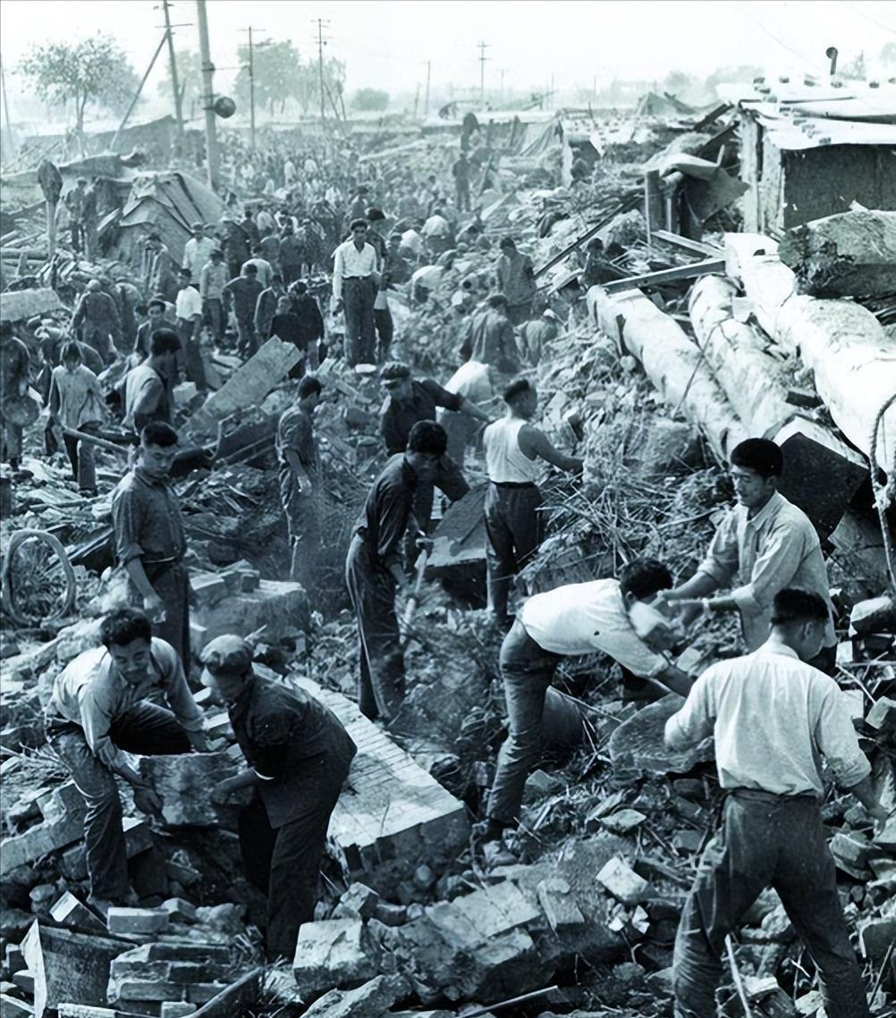 1976年，唐山大地震中，一座看守所被震塌，200多名囚犯从狱中跑了出来，可他们