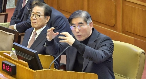 尹锡悦忧心忡忡
当地时间16日，前总统尹锡悦出席了涉嫌内乱罪的刑事案件第7次庭审