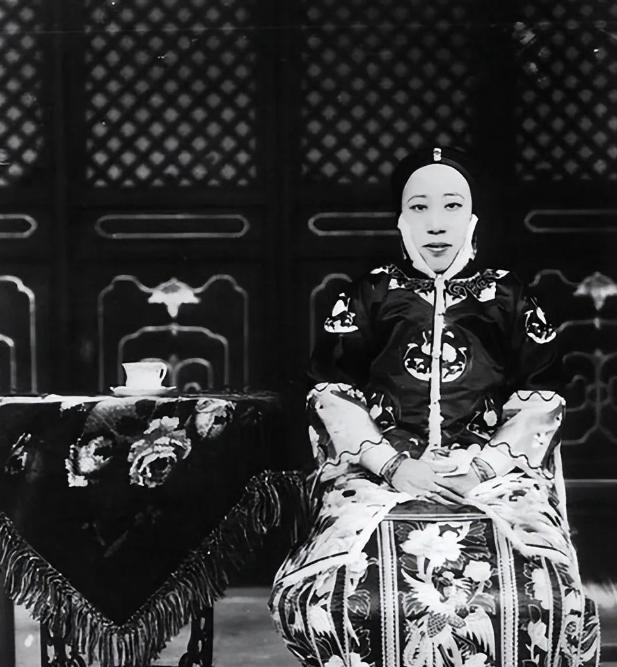 1901年盛夏，项城袁寨灵堂里的冰化了三茬。袁世凯拔枪顶在族兄太阳穴上。


