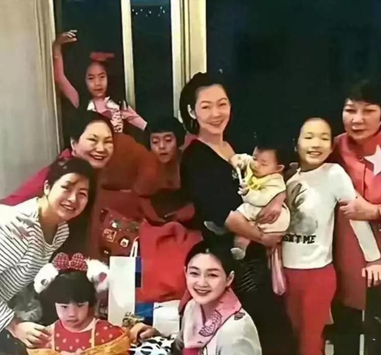 2025年3月20日，小S的二女儿许韶恩（Lily）在社交平台宣布成为日本染发品