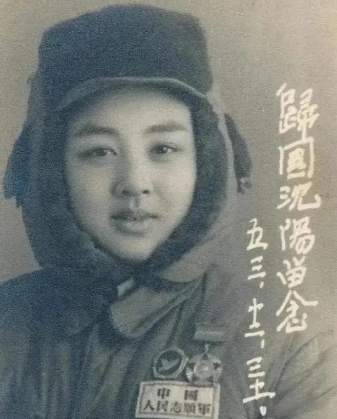 1953年，一名志愿军女战士从朝鲜回国，并在沈阳拍摄了这张照片，以此来留念，让人
