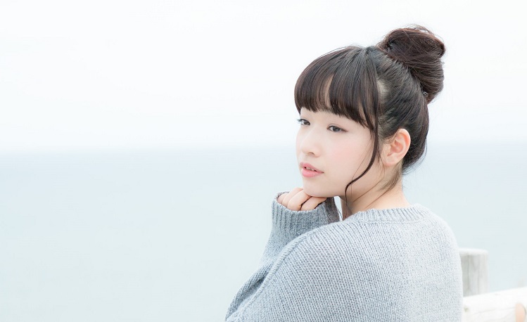 女人不爱了，她就不会关心你，对你的一切都很漠视。
以前，她什么都为你着想，为你的