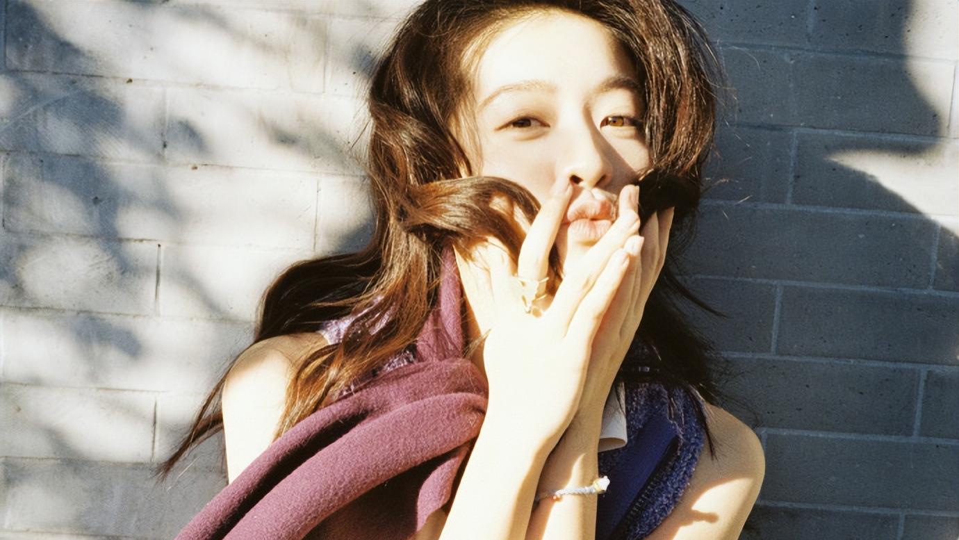 张雪迎晒胡同里的浪漫，围巾用来遮阳光，对着镜头笑得太甜！