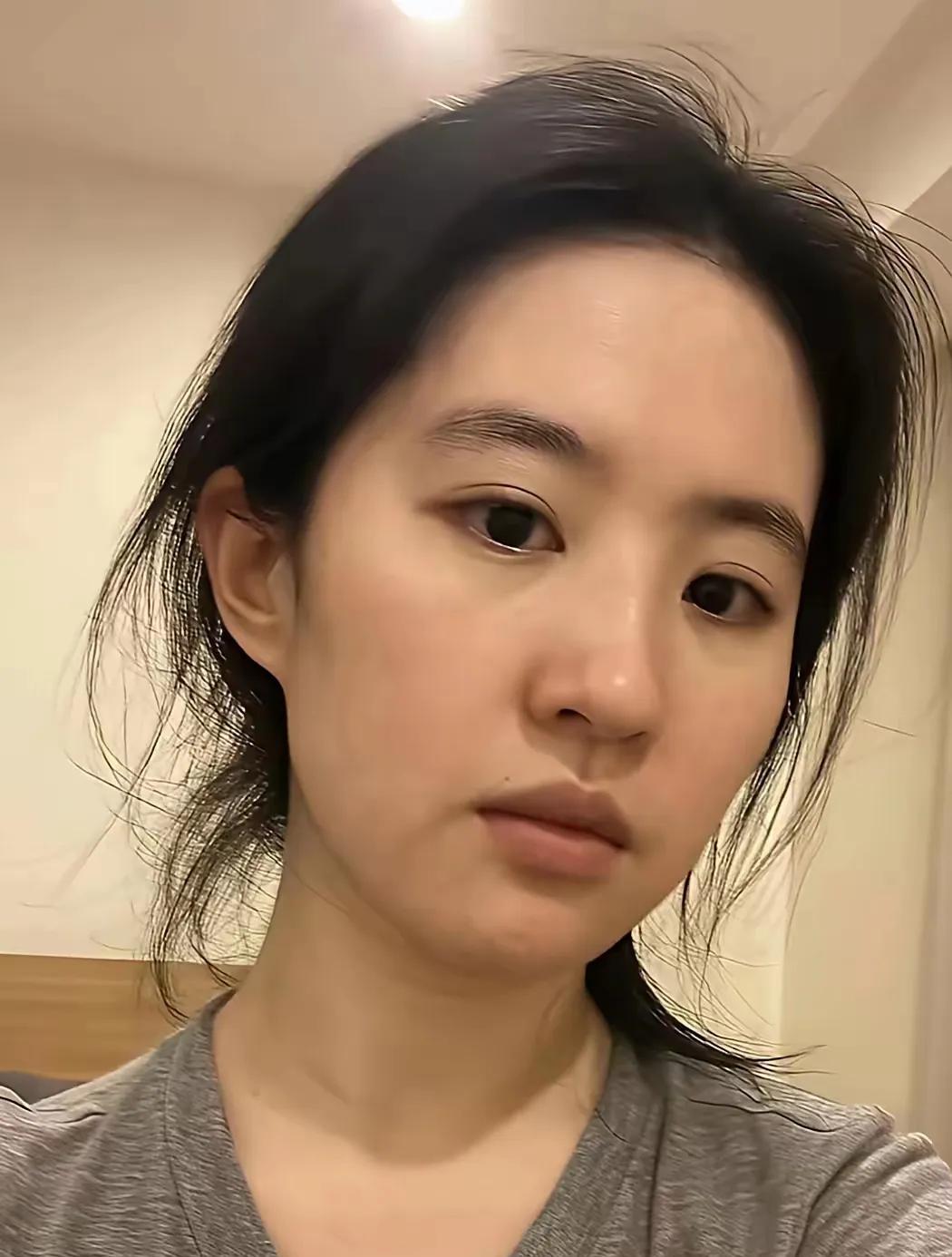 刘亦菲也跌下神 坛？
看到近日网上疯传一张刘亦菲38岁的素颜照，我想说：说是刘亦