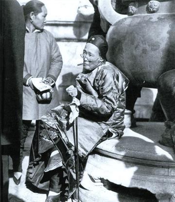 1936年，一位老大娘上山采野果。突然发现一大群苍蝇，在草丛上“嗡嗡嗡”盘旋，她