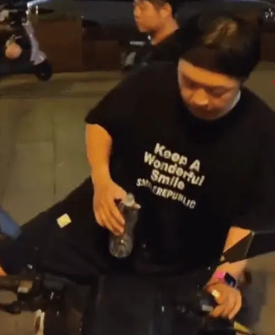 杜海涛在湖南长沙街头被网友偶遇，只见他发量略显稀疏，刚运动完的他与粉丝互动十分亲