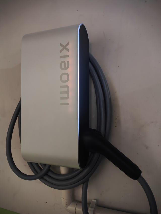 小米充电桩安装完毕
11kw充电桩装了一天，拉了60米，超出每米55，好贵，又大